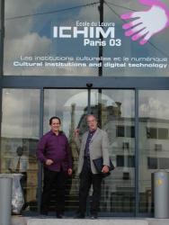 Xavier and David in Paris: Another image of the six-fingered hand, above David and Xavier in Paris @ ICHIM03.    /jt